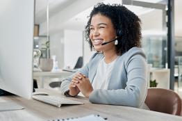 lächelnde Frau am Rechner